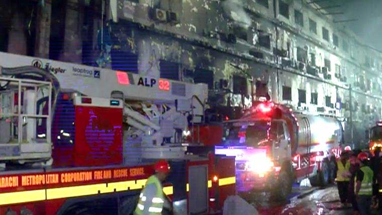 کراچی : آگ بجھ گئی، 26 لاشیں مل گئیں، 81 لاپتہ 