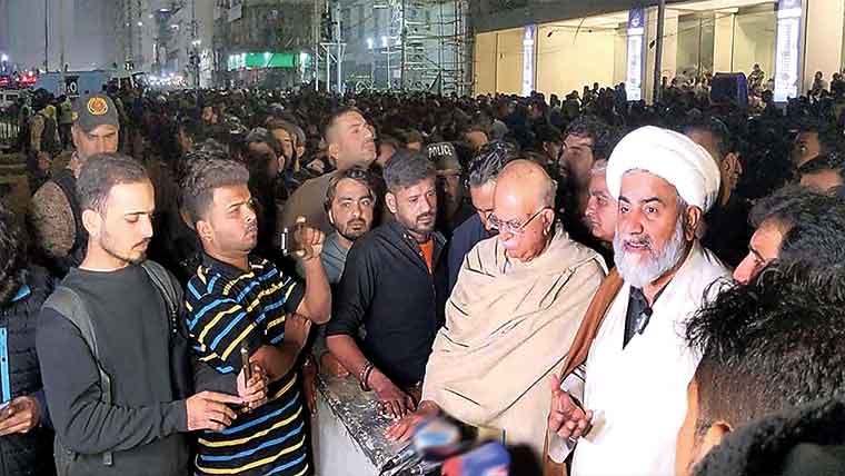 اپوزیشن لیڈرمحموداچکزئی  اور سینیٹرعلامہ راجہ ناصر کاگل پلازہ  کا دورہ،تحقیقات کا مطالبہ