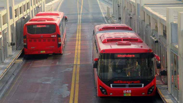 میٹرو بس : سٹیشنز پر ٹکٹنگ مشینیں خراب،مسافر پریشان 