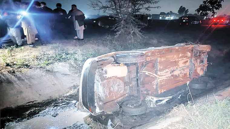  بھل صفائی کے کچرے سے پھسل کر  کار نہر میں جا گری ،تمام سوار محفوظ 