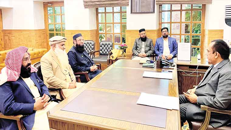 کمشنر سے امن کمیٹی و متحدہ علماء کونسل کے وفد کی ملاقات 