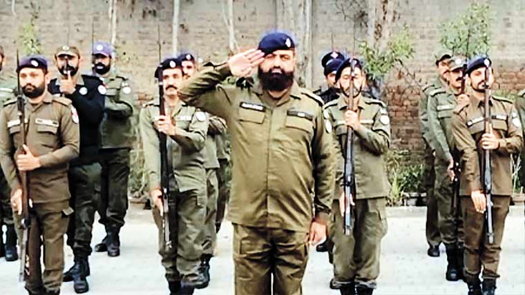 چنیوٹ:پولیس لائن میں جنرل پریڈ ،ڈی پی او نے معائنہ کیا