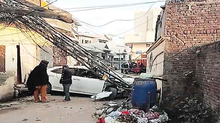 جلالپور جٹاں:کار کی ٹکر سے  کھمبا ٹوٹ گیا ،گھنٹوں بجلی بند 