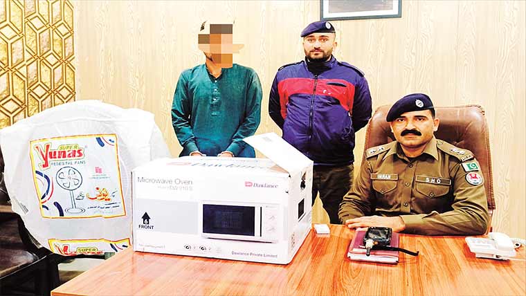 گھریلو سامان بیچ کر 15 پر ڈکیتی کی کال کرنے والا شخص گرفتار