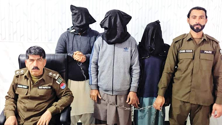 موٹر سائیکل چور گرفتار، قتل کیس  کے دو ملزمان سے اسلحہ برآمد