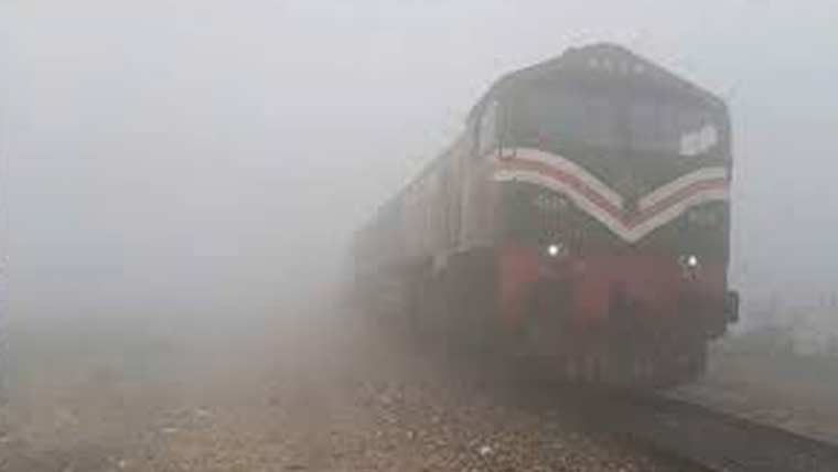 میدانی علاقوں میں شدید دھند ٹرینیں گھنٹوں لیٹ،مسافر پریشان