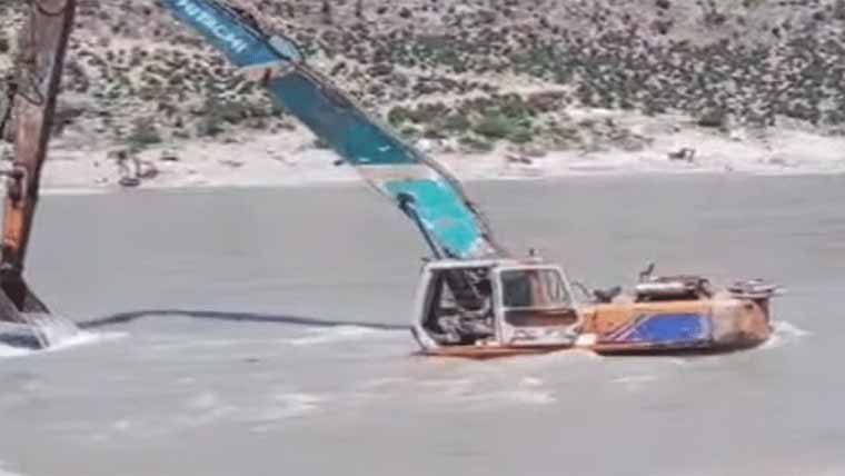 نوشہرہ:دریائے سندھ سے غیرقانونی سونا نکالنے کے  دوران تودہ گرگیا،2جاں بحق