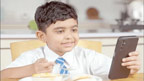 بچوں کو کھانا کھلاتے وقت موبائل دینے کی دشمنی نہ کیجئے