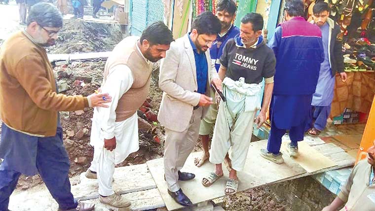 ایم ڈی واسا وزیرآباد علی حسنین کا مین  بازار میں واٹر سپلائی پراجیکٹ کا معائنہ 