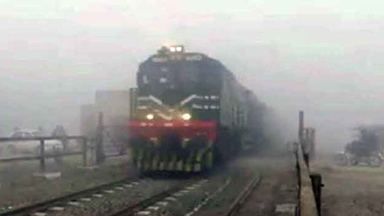 میدانی علاقوں میں دھند، ٹرینیں گھنٹوں لیٹ، مسافر خوار