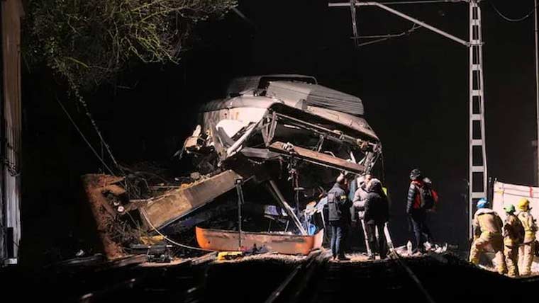 سپین :ایک اور ٹرین پٹڑی سے  اتر گئی، ڈرائیور ہلاک ، 37 زخمی