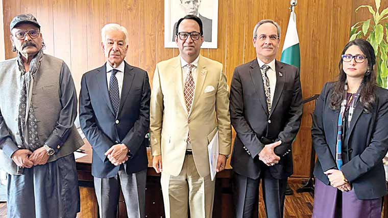 وزیردفاع،ڈپٹی CEOسائوتھ ایئرکی ملاقات،فضائی آپریشنز پرگفتگو