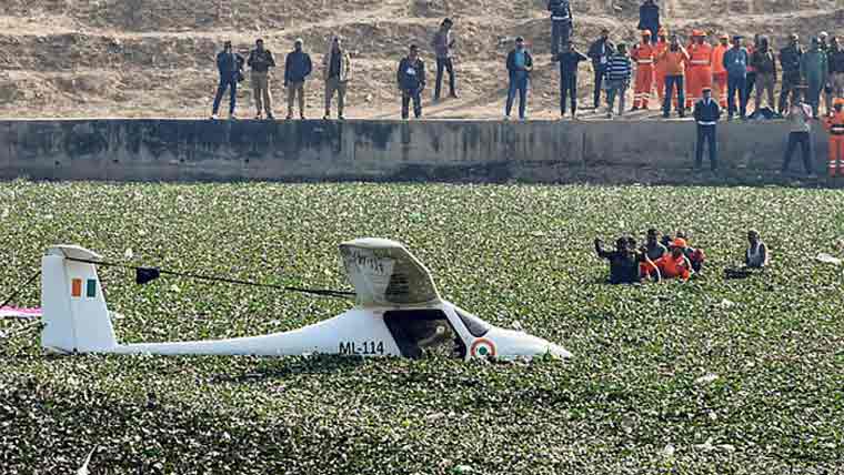 بھارتی ایئر فورس کا تربیتی  طیارہ تالاب میں گرکر تباہ