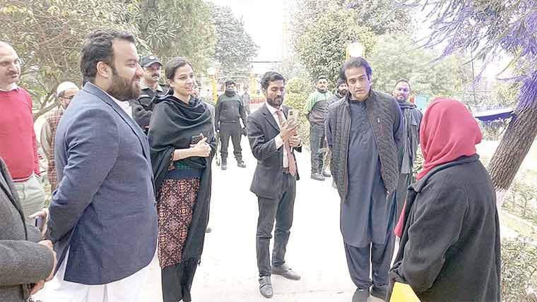 معاون خصوصی وزیراعلیٰ کا گجرات میں ترقیاتی کاموں کاجائزہ