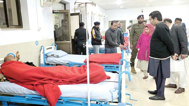 چنیوٹ:ڈپٹی کمشنر کا ڈی ایچ کیو ہسپتال کا تفصیلی دورہ 