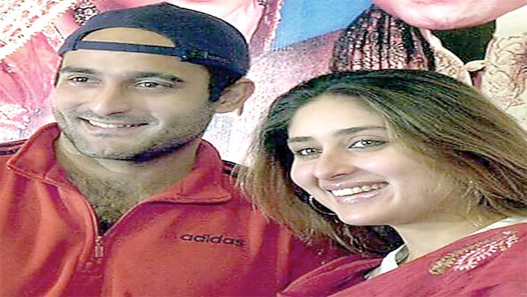 دیکھ کر شرما جاتی تھی، اکشے کھنہ جب کرینہ کا کرش تھے