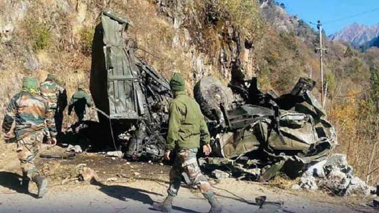 مقبوضہ کشمیر:آپریشن کیلئے  جانے والی گاڑی کو حادثہ  10 بھارتی فوجی ہلاک،10زخمی 