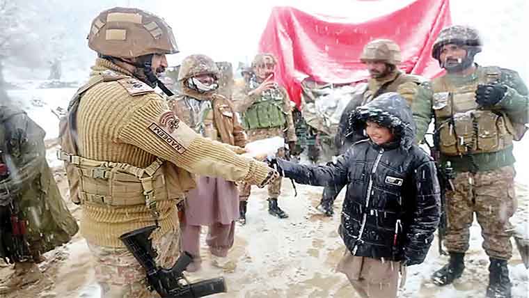 تیراہ کے مکینوں کی عارضی نقل مکانی،فوج امداد کیلئے پہنچ گئی 