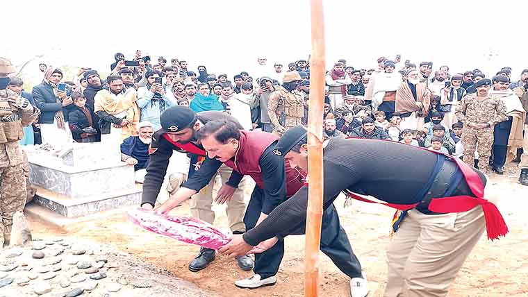 وزیرستان میں شہید سپاہی کی نمازِ  جنازہ ادا، فوجی اعزاز کیساتھ سپردِ خاک 