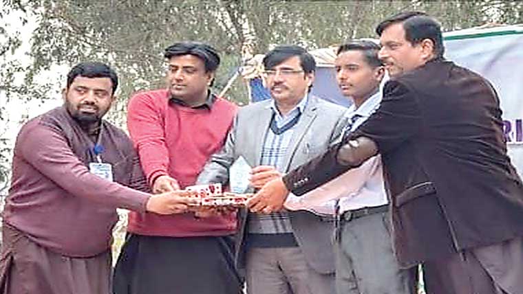 ڈپٹی ڈائریکٹر کالجز کا گورنمنٹ  ایسوسی ایٹ کالج کا معا	ئنہ، ٹیسٹ  میں کامیاب طلباء کو انعامات دئیے