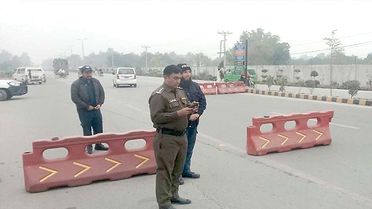  ٹریفک حادثات کی روک تھام کیلئے تلہ گنگ روڈ پر بیریئر نصب 