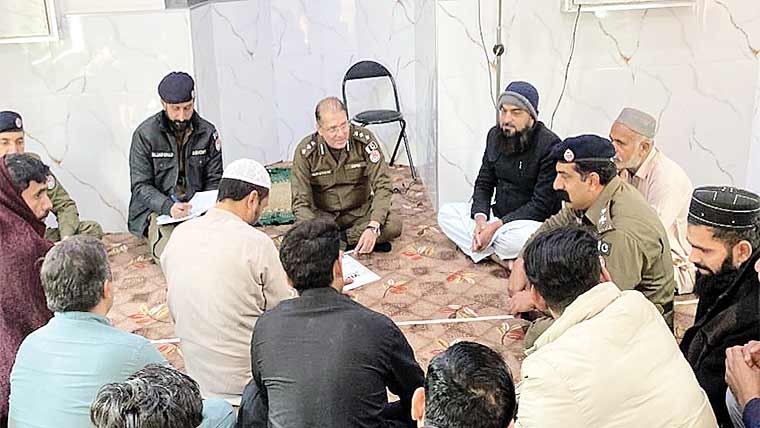 جامعہ مسجد میں ڈی پی او چنیوٹ کی کھلی کچہری، مسائل سنے