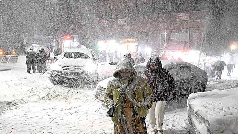 مری میں ریکارڈ برفباری،گاڑیوں کی لمبی قطاریں،سیاحوں کا داخلہ بند،چترال میں9جاں بحق