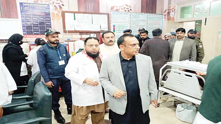 کمشنر کا ڈاکٹر فیصل مسعود ٹیچنگ ہسپتال کا اچانک دورہ 