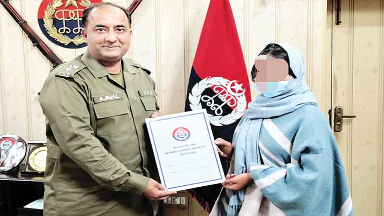 ڈی پی او میانوالی کی شہید انسپکٹر کی بیٹی  سے ملاقات، تقرری کا لیٹر جاری