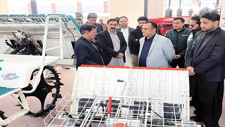 ماڈل ایگری مال کسانوں کیلئے نہایت مفید منصوبہ ہے ،کمشنر