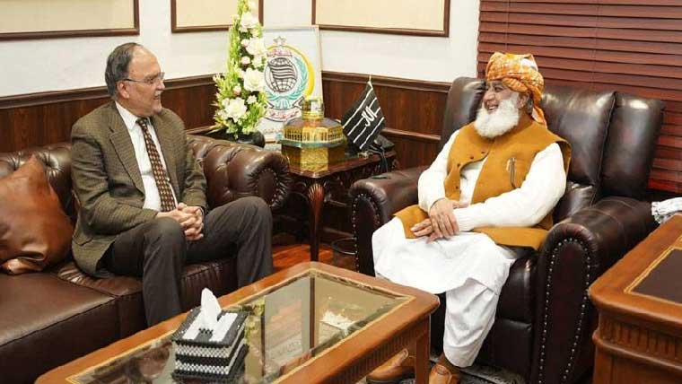 احسن اقبال کی فضل الرحمن  سے ان کی رہائشگاہ پرملاقات   غزہ و دیگر امور پر گفتگو