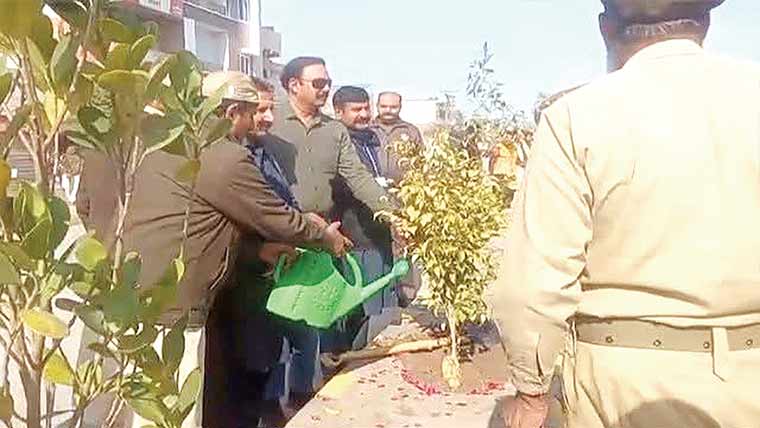 گڑھ موڑ پر پودا لگا کر شجر کاری مہم  کا آغاز ،حفاظتی عملہ بھی تعینات