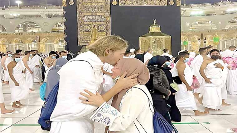  فرانسیسی اداکار کا اسلام قبول کرنے کے بعد والدہ کے ہمراہ عمرہ