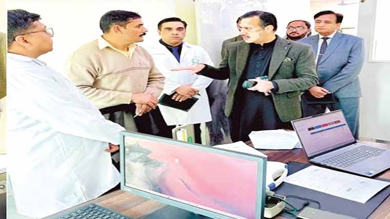 کمشنر سوشل سکیورٹی کا ہسپتال دورہ، معیاری علاج کی ہدایات