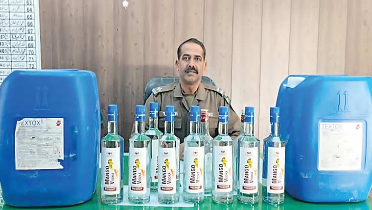 4افراد گرفتار،1کلو سے زائد چرس  40لٹر سے زائد شراب برآمد