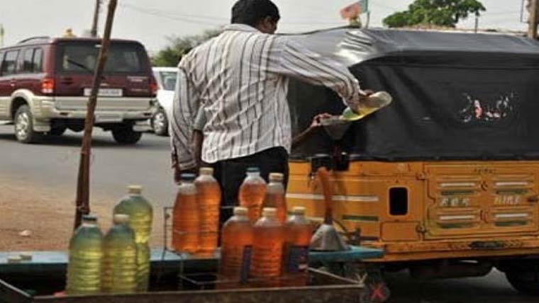 2دکاندارکھلا پٹرول بیچنے پر گرفتار