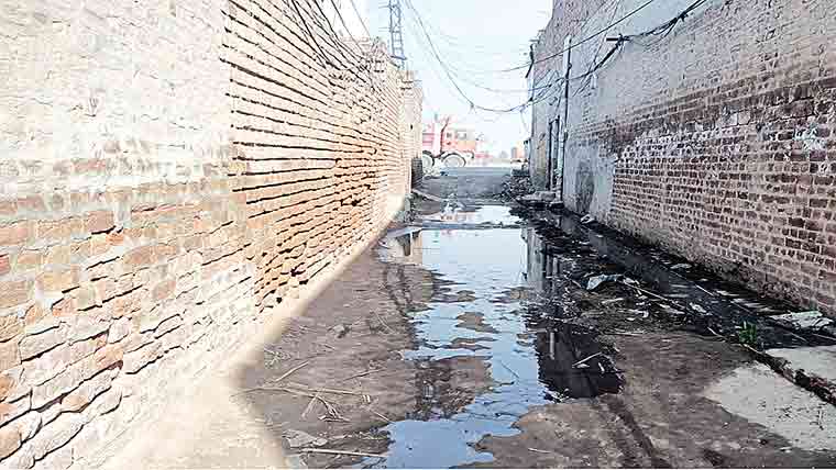 حسین آباد، بند نالے سے پانی گلیوں میں جمع، شہری پریشان