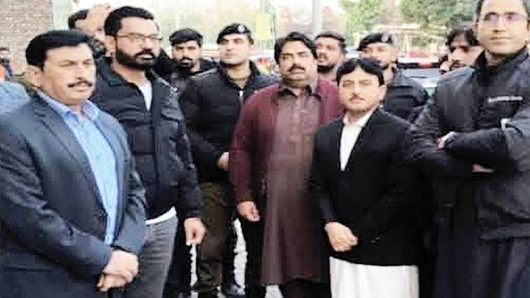 جی ٹی روڈ پر شاپنگ مال میں فرضی فائر ریسکیو آپریشن