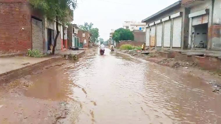  بارش کا پانی 3 روز سے جمع ، بیرانوالہ روڈ جھیل بن گئی 