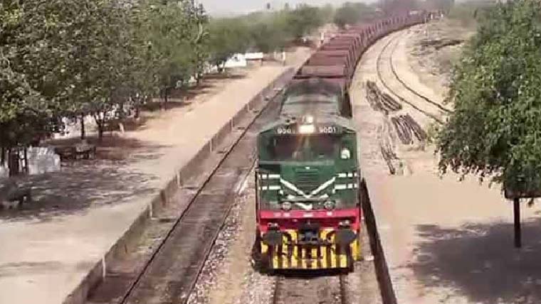 خانیوال :مال بردار ٹرین کی بوگی  الگ ہو گئی ، پیچھے سے آنیوالی ملت  ایکسپریس حادثے سے بچ گئی