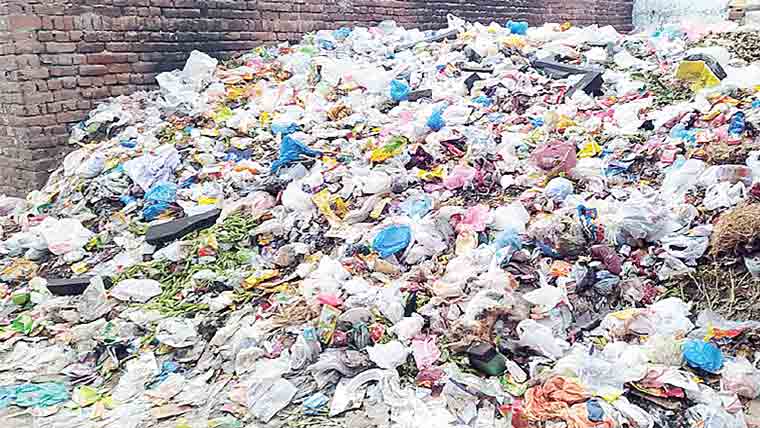  محلہ شریف فارم میں خالی پلاٹ کوڑے کے ڈھیر بن گئے