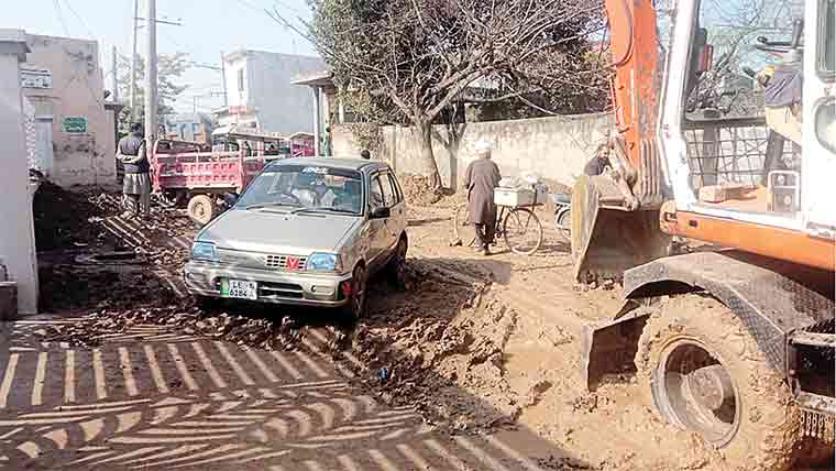 پڑوپی آرائیاں سے لال پور تک  سڑک ٹوٹ پھوٹ کاشکار 