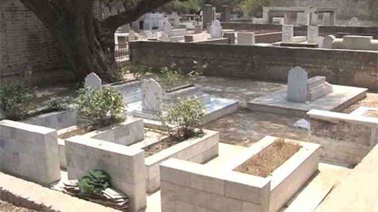 پابندی کے باوجود پکی قبریں، بعض کیساتھ احاطے اور کمرے تیار، تدفین مشکل 