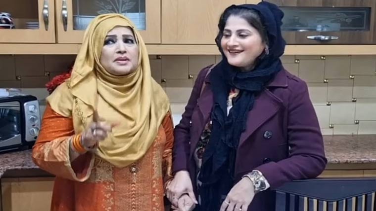 لائیو شو کے دوران نشو بیگم  اور صاحبہ کی صلح ہوگئی