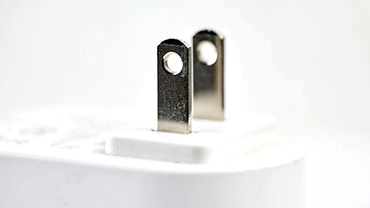 آخر کچھ پلگز میں سوراخ کیوں موجود ہوتے ہیں 