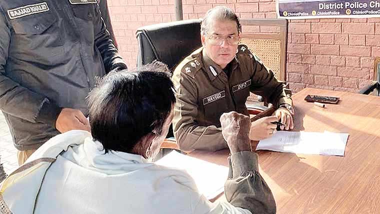  ڈی پی او چنیوٹ کی کھلی کچہری  مسائل سنے ،حل کے احکامات جاری