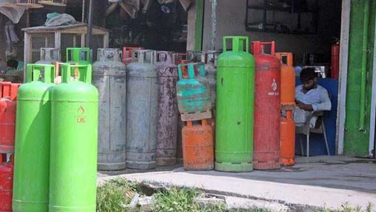  غیر قانونی ایل پی جی ڈیکٹنگ  پر، 2دکانوں کا سامان ضبط