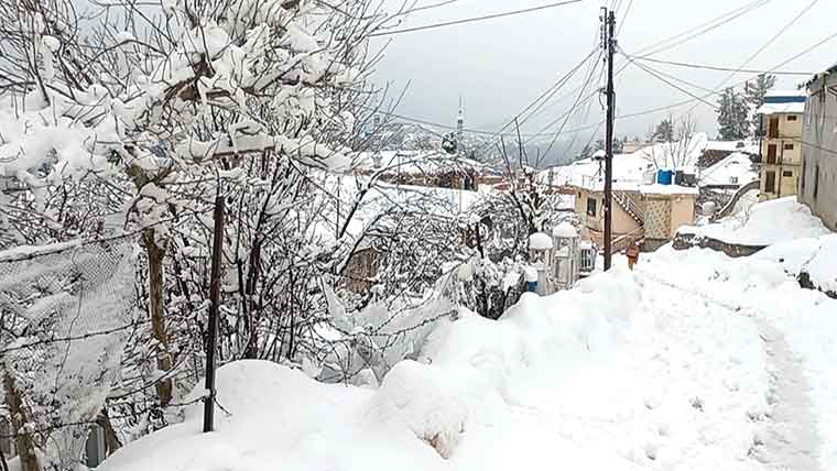  مری میں برفباری ختم،آزادکشمیر میں لینڈ سلائیڈنگ ، 15گھر تباہ 