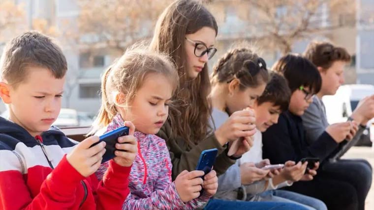 فرانس: 15 سال سے کم عمر بچوں کے  سوشل میڈیا استعمال پر پابندی کا بل منظور