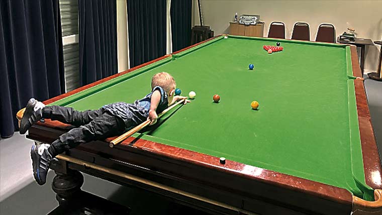 2 سالہ بچے نے سنوکر کے عالمی ریکارڈ اپنے نام کرلیے